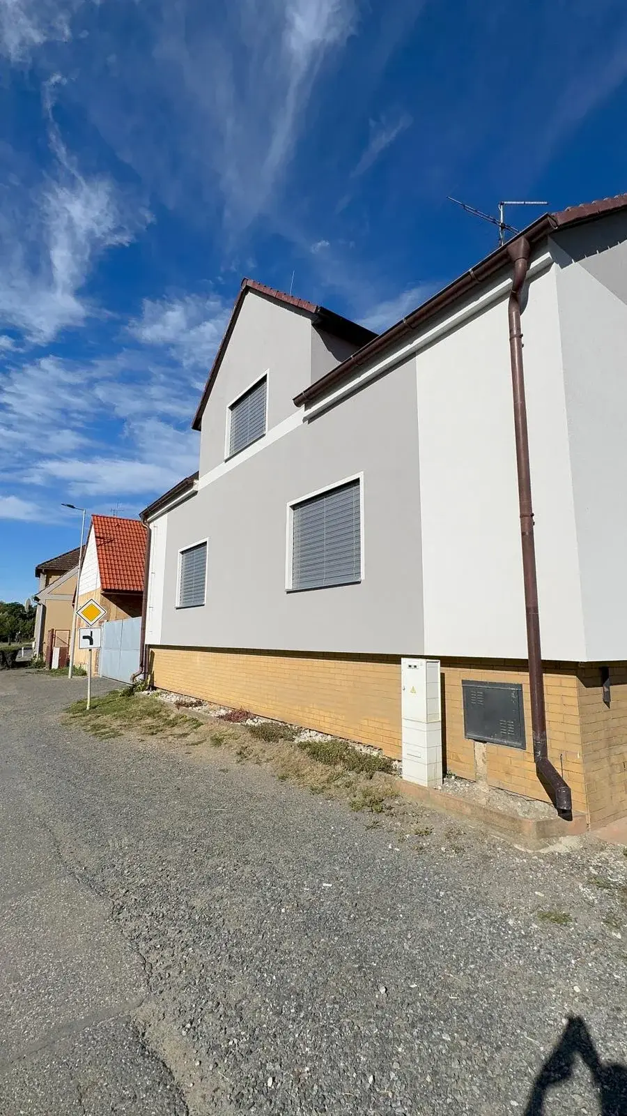 Boční fasáda rodinného domu s antracitovými venkovními žaluziemi